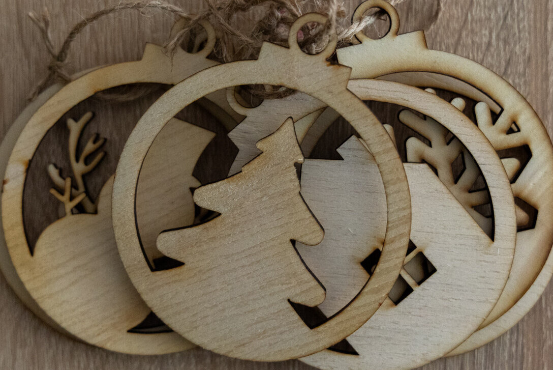 Σετ των 3 Intra απο ξύλο plywood 3mm-4mm πάχος κοπής με λέιζερ Χριστουγεννιάτικα στολίδια Δίασταση 4x4 cm INTRAFABR-82990413