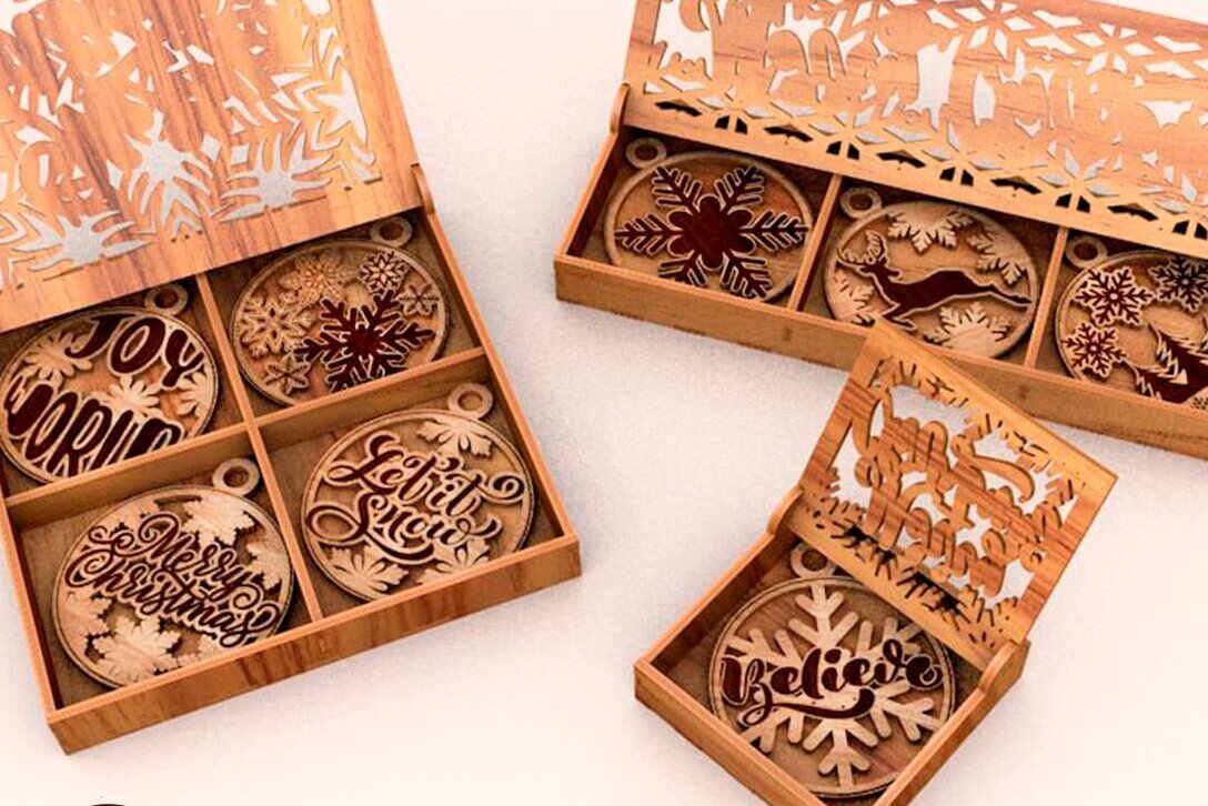 Σετ των 3 Intra απο ξύλο plywood 3mm-4mm πάχος Χριστουγεννιάτικα στολίδια με κουτιά Δίασταση 1x1 cm INTRAFABR-84731174