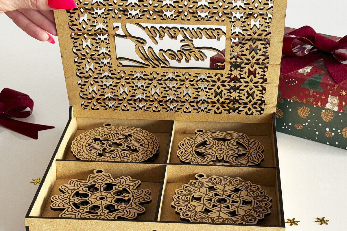 Σετ των 3 Intra απο ξύλο plywood 3mm-4mm πάχος Χριστουγεννιάτικα στολίδια με κουτιά Δίασταση 3x3 cm INTRAFABR-108661275