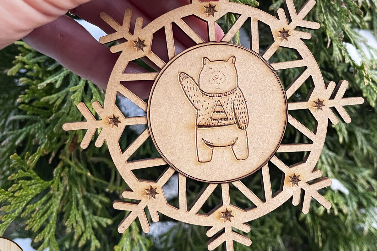 Σετ των 3 Intra απο ξύλο plywood 3mm-4mm πάχος στολιδιών με χριστουγεννιάτικες νιφάδες χιονιού Δίασταση 4x4 cm INTRAFABR-51025050