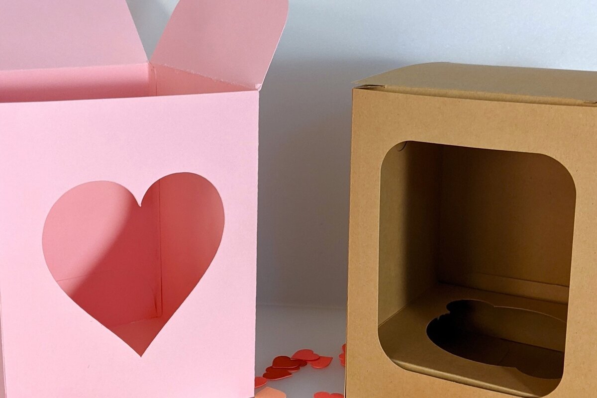 Σετ των 2 Intra απο ξύλο plywood  Χρώμα wenge 3mm-4mm πάχος - Κουτί cupcake με πρότυπο παραθύρου καρδιά Δίασταση 20x20 cm INTRAFABR-121722200