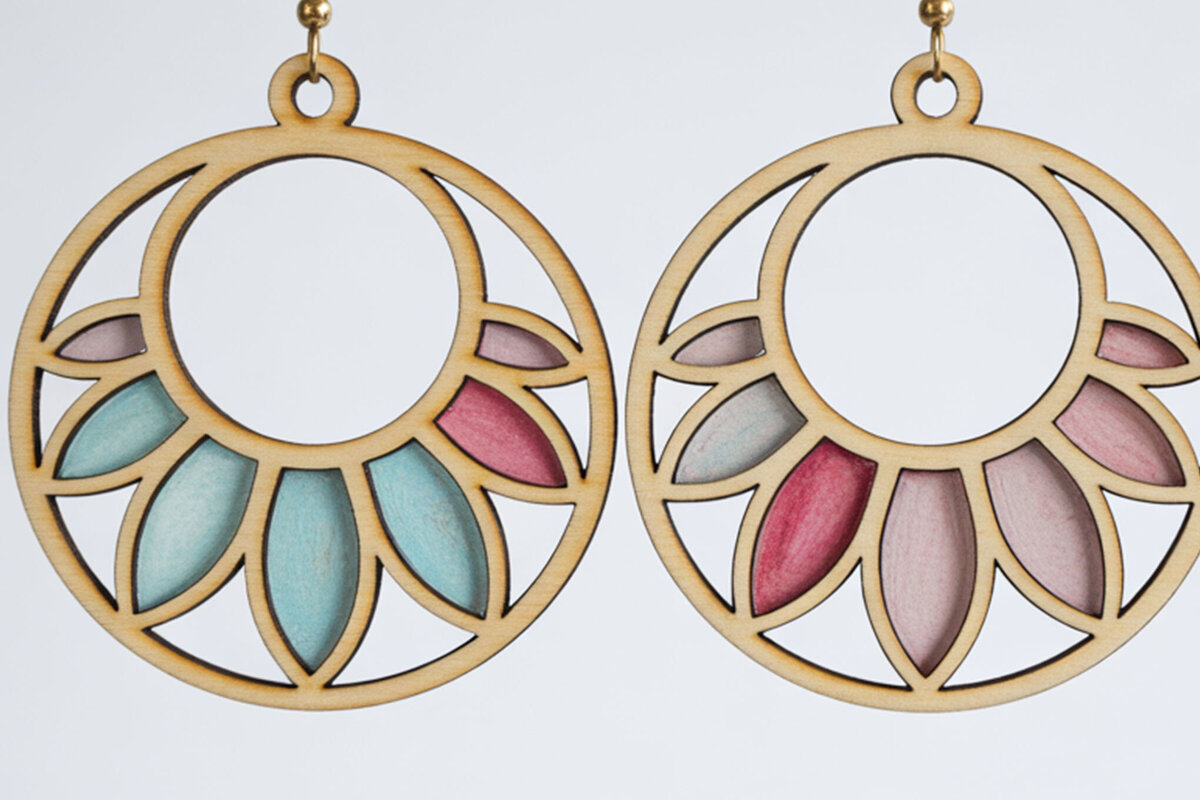 Σετ των 3 Intra απο ξύλο plywood  Χρώμα wenge 3mm-4mm πάχος - Σκουλαρίκια κύκλου με λουλούδια Δίασταση 3x3 cm INTRAFABR-114811918