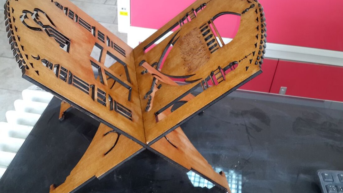 Intra απο ξύλο plywood 3mm-4mm πάχος – Ξύλινη βάση ανάγνωσης Κορανίου Rehal 45x50 cm INTRAVECTRY-MY543659