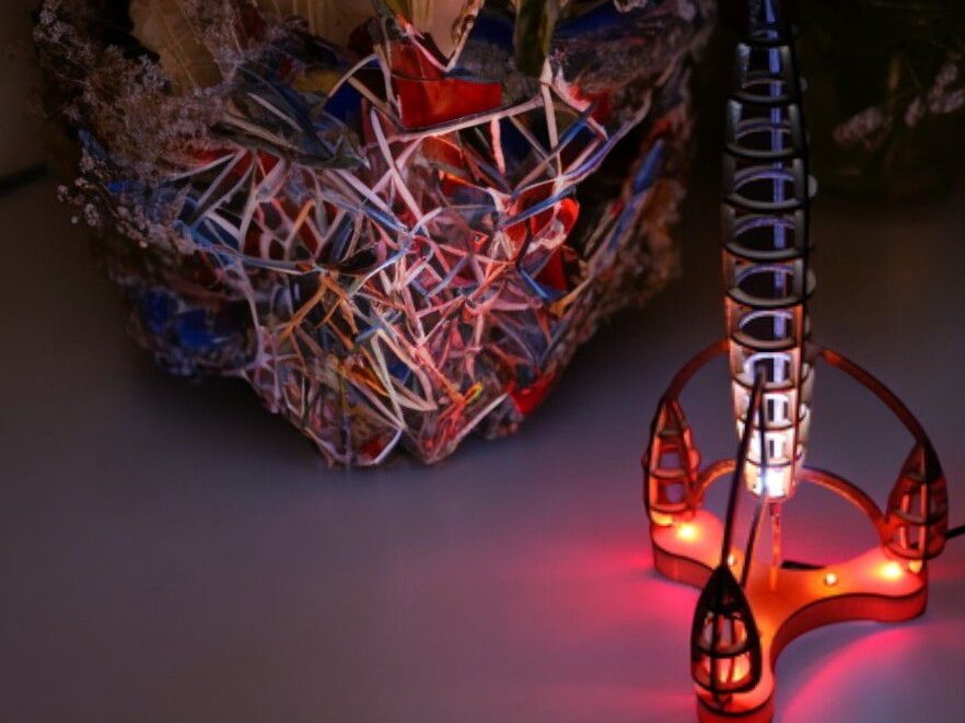 Intra απο ξύλο plywood 3mm-4mm πάχος – Επιτραπέζιο φωτιστικό Space Rocket 25x30 cm INTRAVECTRY-MY543871