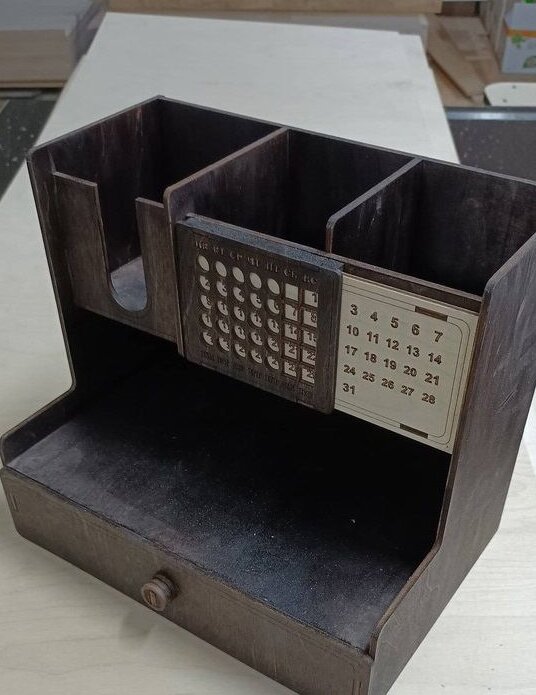 Σετ των 2 Intra απο ξύλο plywood 3mm-4mm πάχος – Perpetual Calendar Desk Organizer με συρτάρι CDR ξύλο 25x25 cm INTRAVECTRY-MY543801