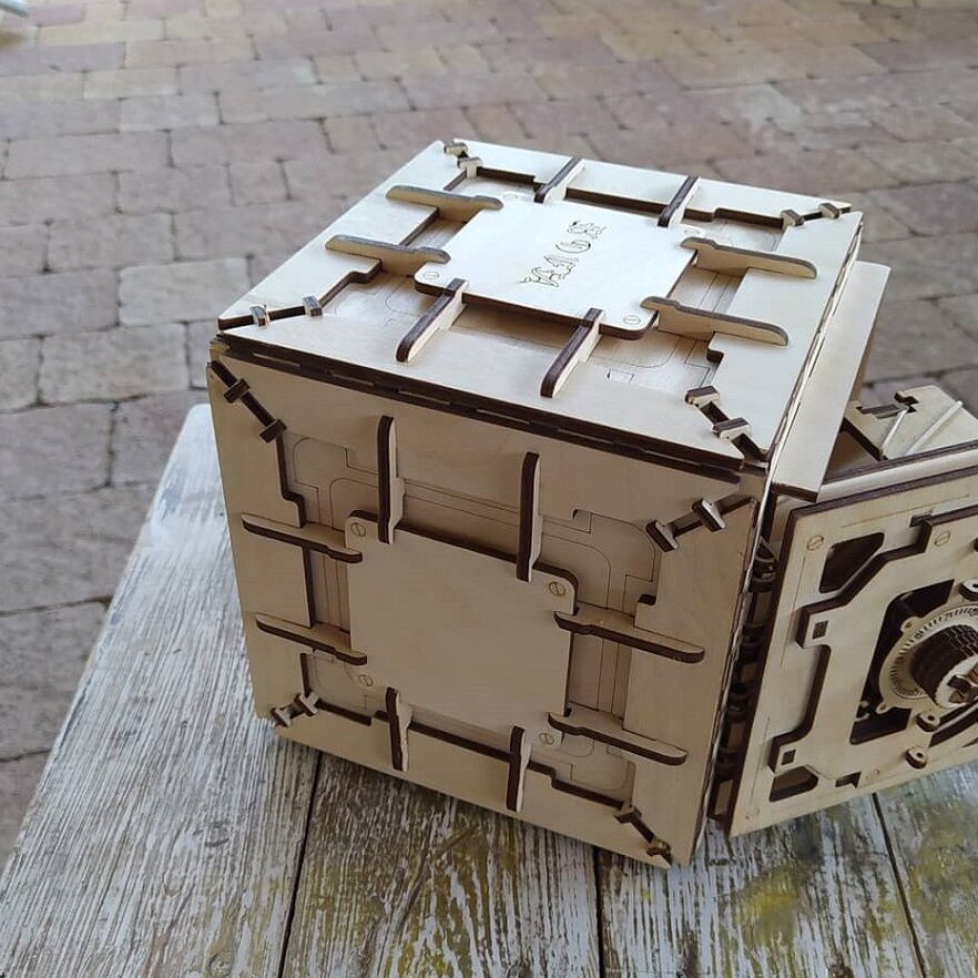 Intra απο ξύλο plywood 3mm-4mm πάχος – Ξύλινο Μηχανικό Χρηματοκιβώτιο με ξύλο Μηχανισμού Συνδυασμού Κλειδαριάς 40x40 cm INTRAVECTRY-MY561509