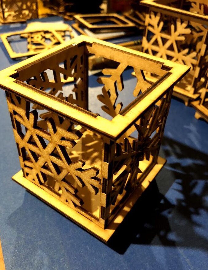 Σετ των 3 Intra απο ξύλο plywood 3mm-4mm πάχος – Κηροπήγιο αναθηματικών νιφάδων χιονιού 20x25 cm INTRAVECTRY-MY549618