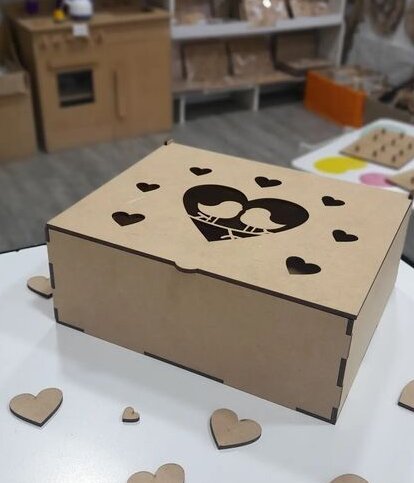 Intra απο ξύλο plywood 3mm-4mm πάχος – Ξύλινη μπομπονιέρα με καρδιές και ερωτευμένα πουλιά 10x10 cm INTRAVECTRY-MY557040