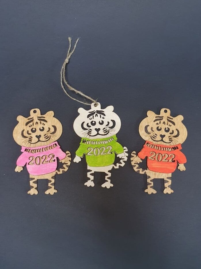 Σετ των 3 Intra απο ξύλο plywood 3mm-4mm πάχος – Τίγρη σε πουλόβερ Πρωτοχρονιάτικο στολίδι ξύλο 30x30 cm INTRAVECTRY-MY550507