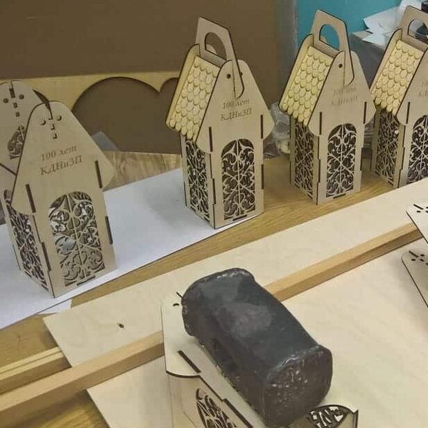 Σετ των 3 Intra απο ξύλο plywood 3mm-4mm πάχος – Κουτί μεταφοράς κρασιού σε σχήμα σπιτιού με μονή φιάλη με ξύλο μοτίβου αποκοπής 12x15 cm INTRAVECTRY-MY561418