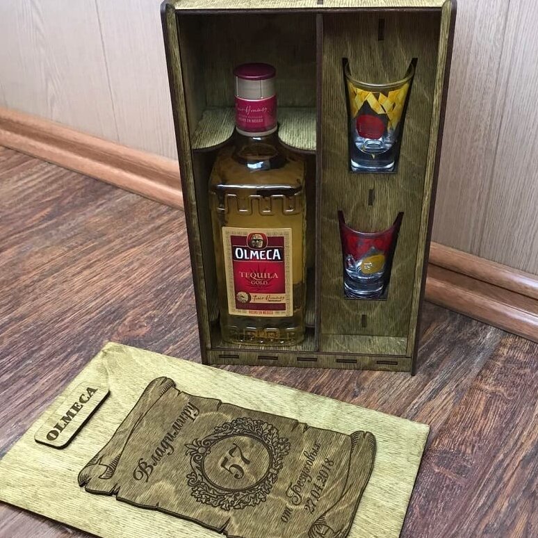 Σετ των 2 Intra απο ξύλο plywood 3mm-4mm πάχος – ξύλο Ξύλινου χαραγμένου μπουκαλιού τεκίλα Olmeca και γυάλινο κουτί συσκευασίας δώρου 30x30 cm INTRAVECTRY-MY545859