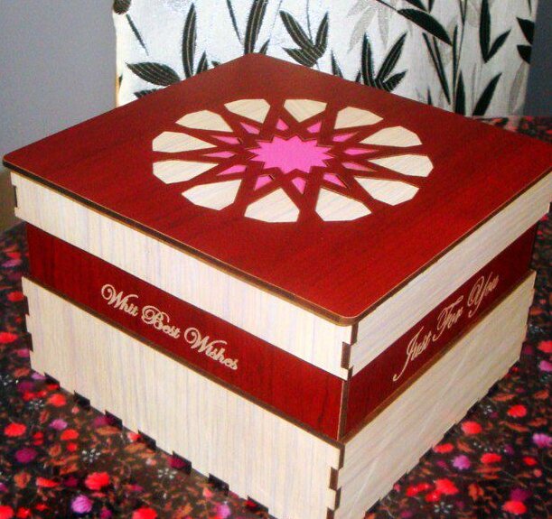 Intra απο ξύλο plywood 3mm-4mm πάχος – Εξατομικευμένο ξύλο τετράγωνης συσκευασίας δώρου 20x25 cm INTRAVECTRY-MY546071