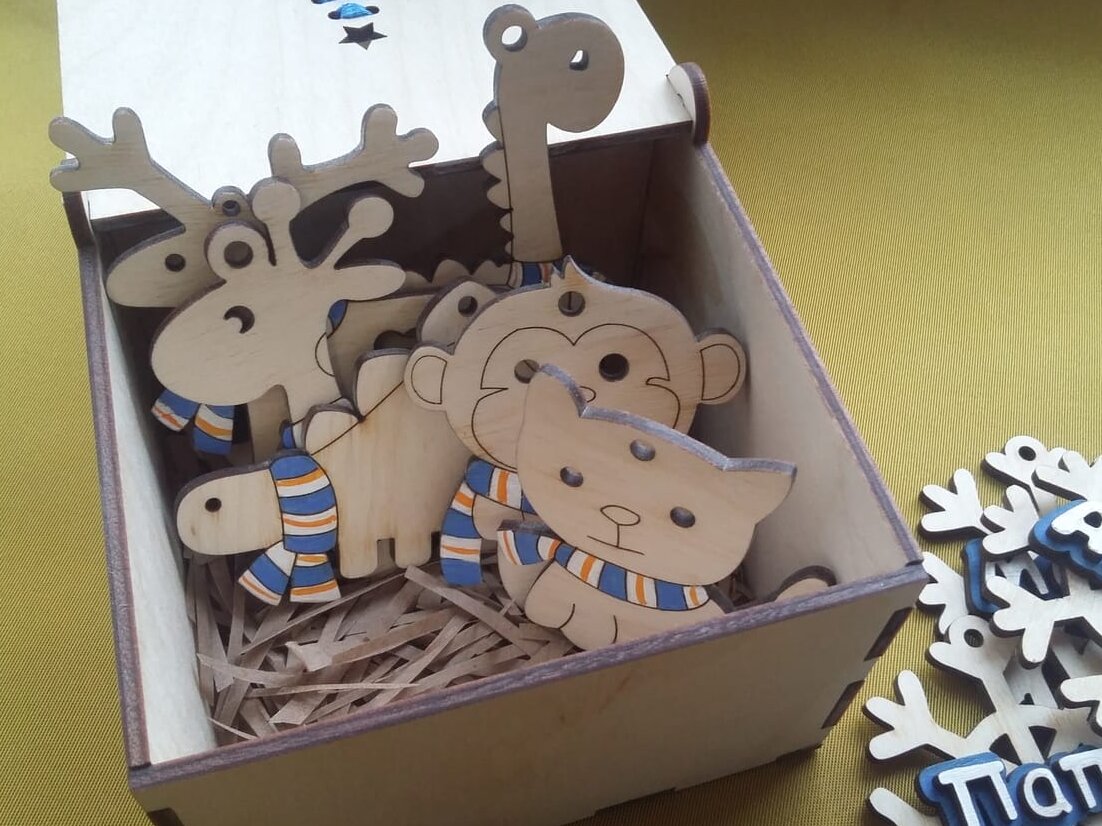 Σετ των 3 Intra απο ξύλο plywood 3mm-4mm πάχος – Κορδέλα Χριστουγεννιάτικο Δέντρο Κουτί δώρου με κρεμαστά παιχνίδια και ξύλο νιφάδων χιονιού 50x60 cm INTRAVECTRY-MY548760