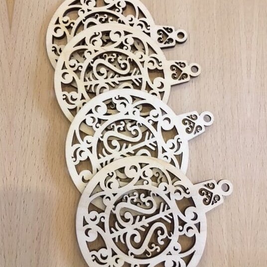 Σετ των 3 Intra απο ξύλο plywood 3mm-4mm πάχος – Χριστουγεννιάτικη Κρεμαστή Μπάλα με φλοράλ κομμένο σχέδιο 30x30 cm INTRAVECTRY-MY549309