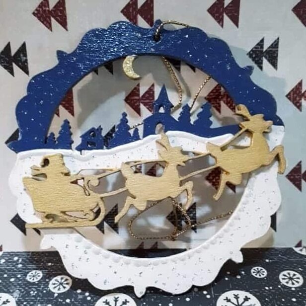 Σετ των 3 Intra απο ξύλο plywood 3mm-4mm πάχος – Το έλκηθρο του Αϊ-Βασίλη που πετάει στο Διακοσμητικό ξύλο με κρεμαστά μπάλες του Winter Village 25x25 cm INTRAVECTRY-MY550471