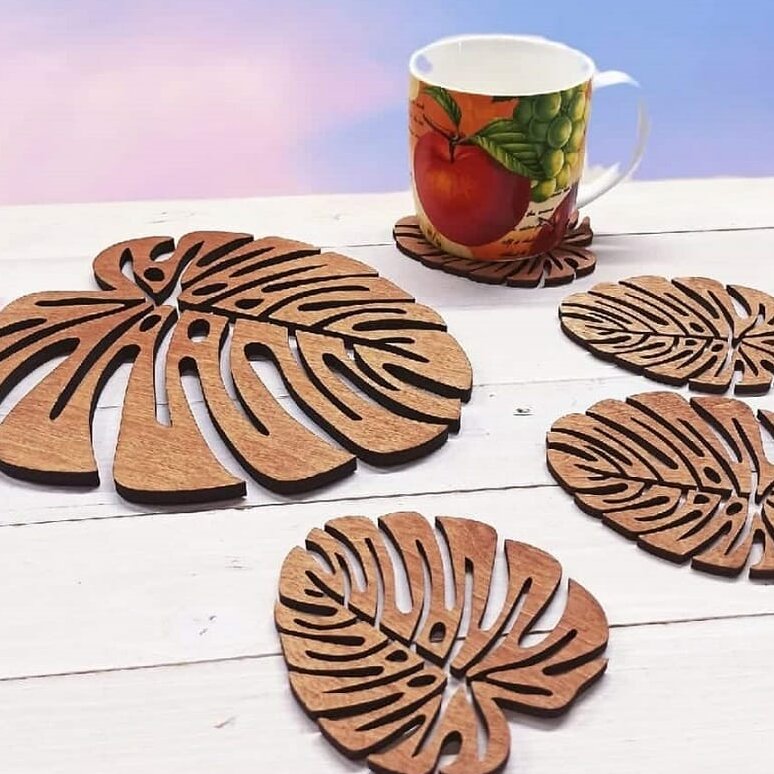 Intra απο ξύλο plywood 3mm-4mm πάχος – Ξύλινο σουβέρ με σχέδιο φύλλων Monstera για λίμα κούπες καφέ 45x50 cm INTRAVECTRY-MY557745