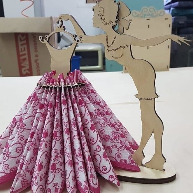 Σετ των 2 Intra απο ξύλο plywood 3mm-4mm πάχος – Φόρεμα Lady Holding σε Κρεμάστρα ξύλο θήκης χαρτοπετσέτας 10x10 cm INTRAVECTRY-MY555930