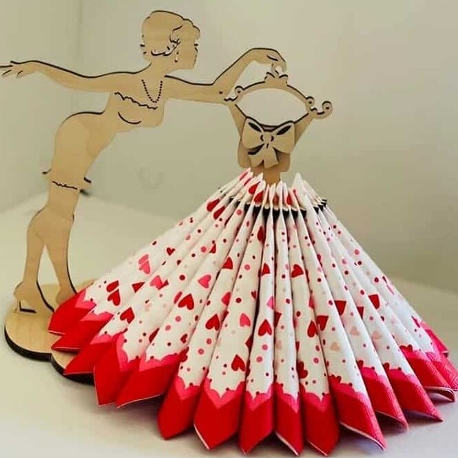 Σετ των 2 Intra απο ξύλο plywood 3mm-4mm πάχος – Lady Holding Φόρεμα Skater με παπιγιόν σε ξύλο θήκης χαρτοπετσέτας κρεμάστρας 15x20 cm INTRAVECTRY-MY558174