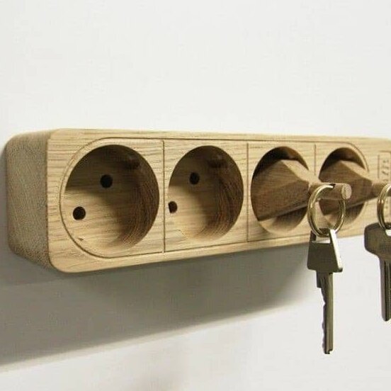 Intra απο ξύλο plywood 3mm-4mm πάχος – Ξύλινη θήκη κλειδιού πολύπριζου με ξύλο μπρελόκ με πρίζα 20x25 cm INTRAVECTRY-MY556340