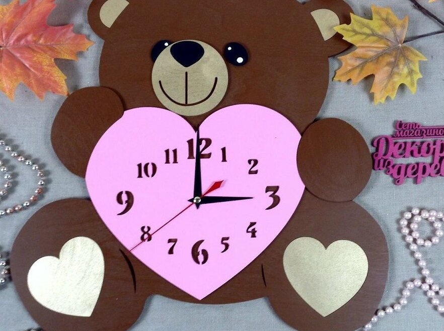 Intra απο ξύλο plywood 3mm-4mm πάχος – Χαριτωμένο ρολόι καρδιάς που κρατά αρκούδα με λίμα βάσης 30x30 cm INTRAVECTRY-MY560995