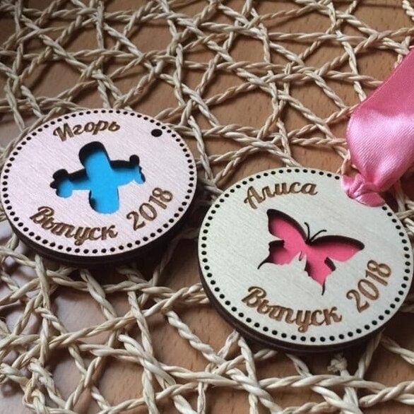 Σετ των 2 Intra απο ξύλο plywood 3mm-4mm πάχος – ξύλο Μεταλλίων Αποφοίτησης Νηπιαγωγείου με δύο επίπεδα 35x40 cm INTRAVECTRY-MY554888