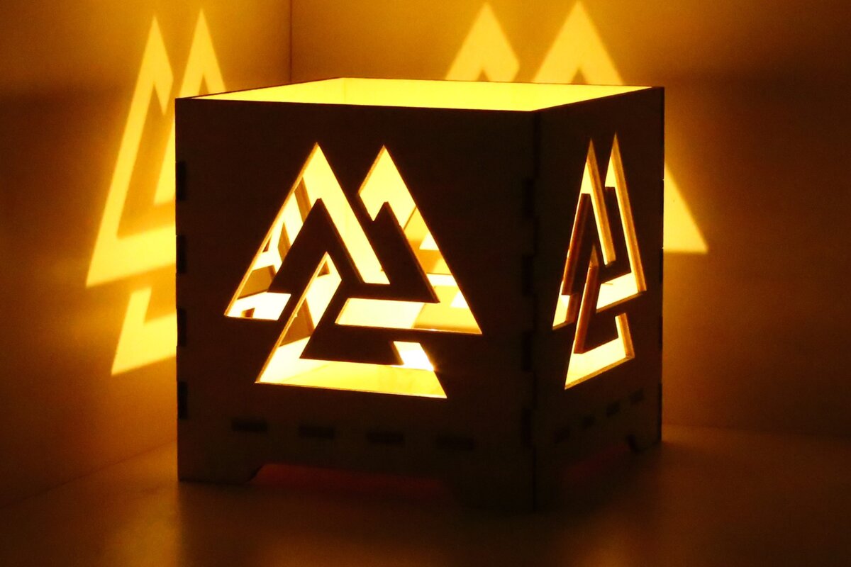 Σετ των 2 Intra απο ξύλο plywood 3mm-4mm πάχος – Κηροπήγιο συμβόλων Valknut Viking Δίασταση  20x20 cm INTRAFABR-111087693