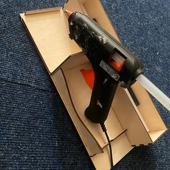 Intra απο ξύλο plywood 3mm-4mm πάχος – Βάση για πιστόλι θερμής κόλλας με λίμα συγκράτησης ραβδιού 25x25 cm INTRAVECTRY-MY559318