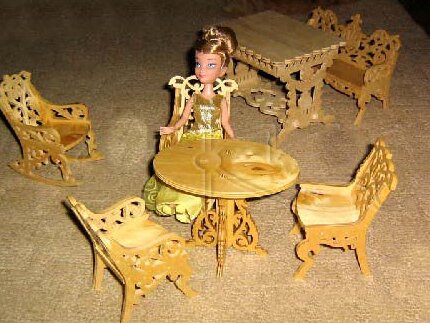 Intra απο ξύλο plywood 3mm-4mm πάχος – Μινιατούρα Ξύλινο Τραπέζι και Καρέκλα με Scroll Saw ξύλο Μοτίβου 30x35 cm INTRAVECTRY-MY555513