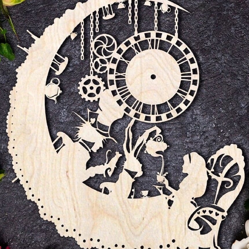 Intra απο ξύλο plywood 3mm-4mm πάχος – Ξύλινο ρολόι τοίχου με θέμα την Αλίκη στη χώρα των θαυμάτων 40x45 cm INTRAVECTRY-MY557245