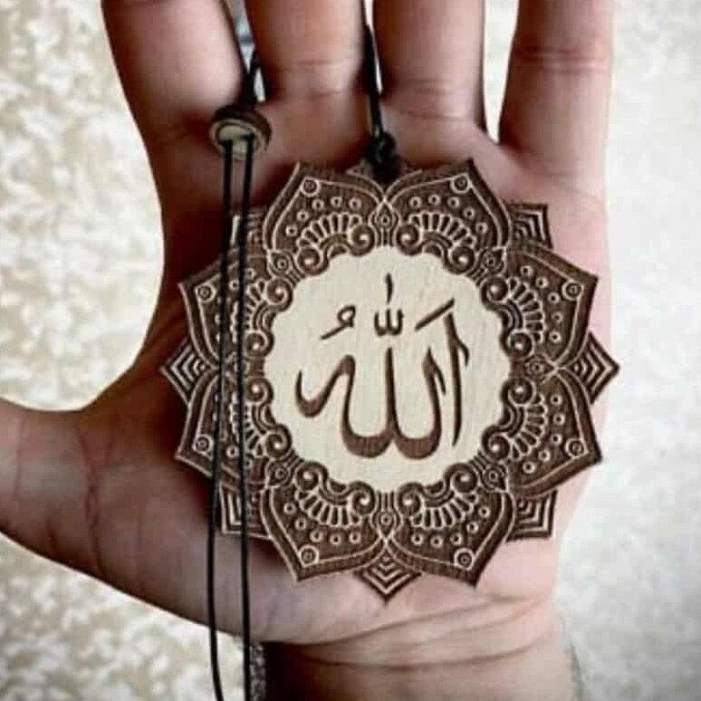 Intra απο ξύλο plywood 3mm-4mm πάχος – Χαραγμένο Ξύλινο Ισλαμικό Φυλλάδιο Allah για λίμα οχήματος 40x40 cm INTRAVECTRY-MY555687