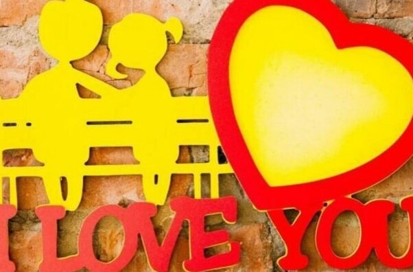 Σετ των 2 Intra απο ξύλο plywood 3mm-4mm πάχος – Ζευγάρι που κάθεται σε έναν πάγκο ξύλο κορνίζας με αγάπη καρδιά 50x60 cm INTRAVECTRY-MY558653