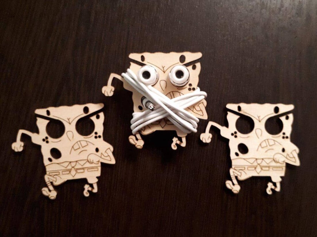 Intra απο ξύλο plywood 3mm-4mm πάχος – Στήριγμα ακουστικών Μπομπ Σφουγγαράκης 40x45 cm INTRAVECTRY-MY556624