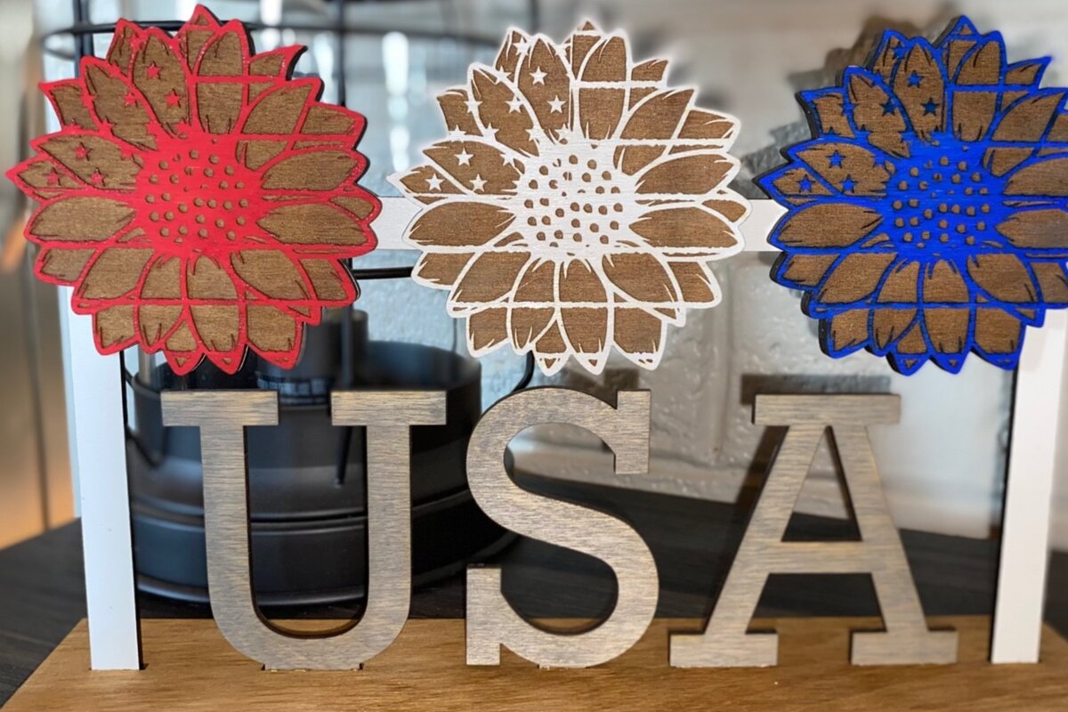 Σετ των 2 Intra απο ξύλο plywood 3mm-4mm πάχος – Patriotic Sunflowers Shelf Sitter Δίασταση  20x20 cm INTRAFABR-28685052