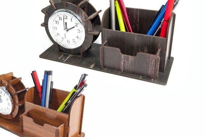 Σετ των 2 Intra απο ξύλο plywood 3mm-4mm πάχος – Στυλόθήκη με Ρολόι Προϊόν γραφείου Δίασταση  20x20 cm INTRAFABR-38313835