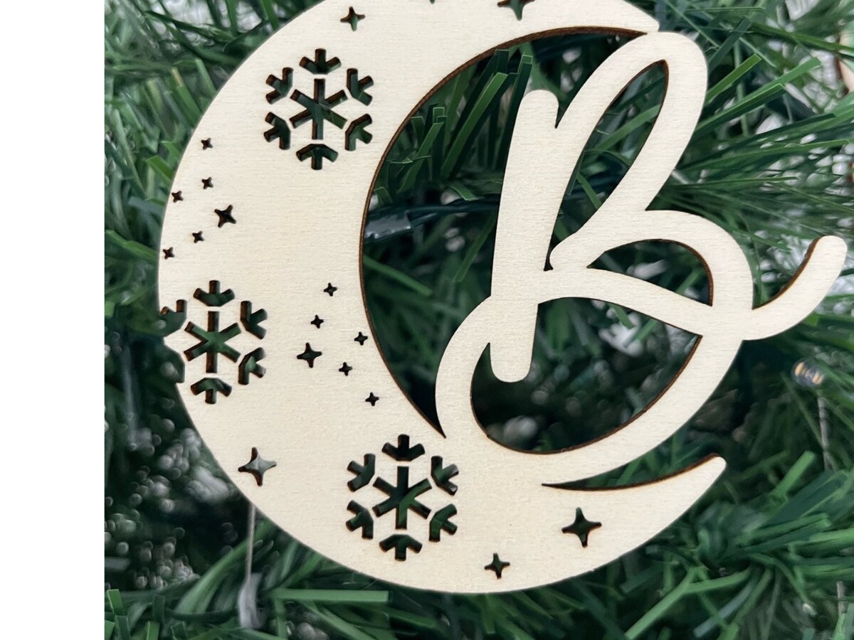 Σετ των 2 Intra απο ξύλο plywood 3mm-4mm πάχος – Εξατομικευμένα μπιχλιμπίδια αλφαβήτου με νιφάδες χιονιού Δίασταση  20x20 cm INTRAFABR-106528978