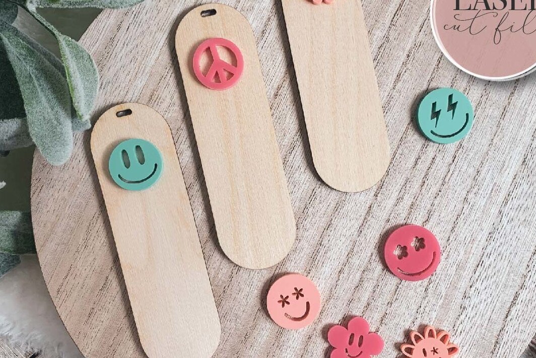 Σετ των 2 Intra απο ξύλο plywood 3mm-4mm πάχος – Retro Smiley Bookmarks Δίασταση  20x20 cm INTRAFABR-71616603
