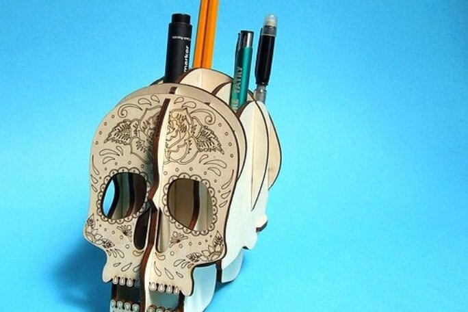 Σετ των 2 Intra απο ξύλο plywood 3mm-4mm πάχος – Skull Pen Holder Skull Head Desk Storage Δίασταση  20x20 cm INTRAFABR-39111787