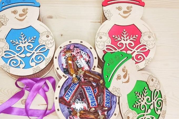 Σετ των 2 Intra απο ξύλο plywood 3mm-4mm πάχος – Χριστουγεννιάτικο δώρο Χριστουγεννιάτικο κουτί χιονάνθρωπος Δίασταση  20x20 cm INTRAFABR-38314344