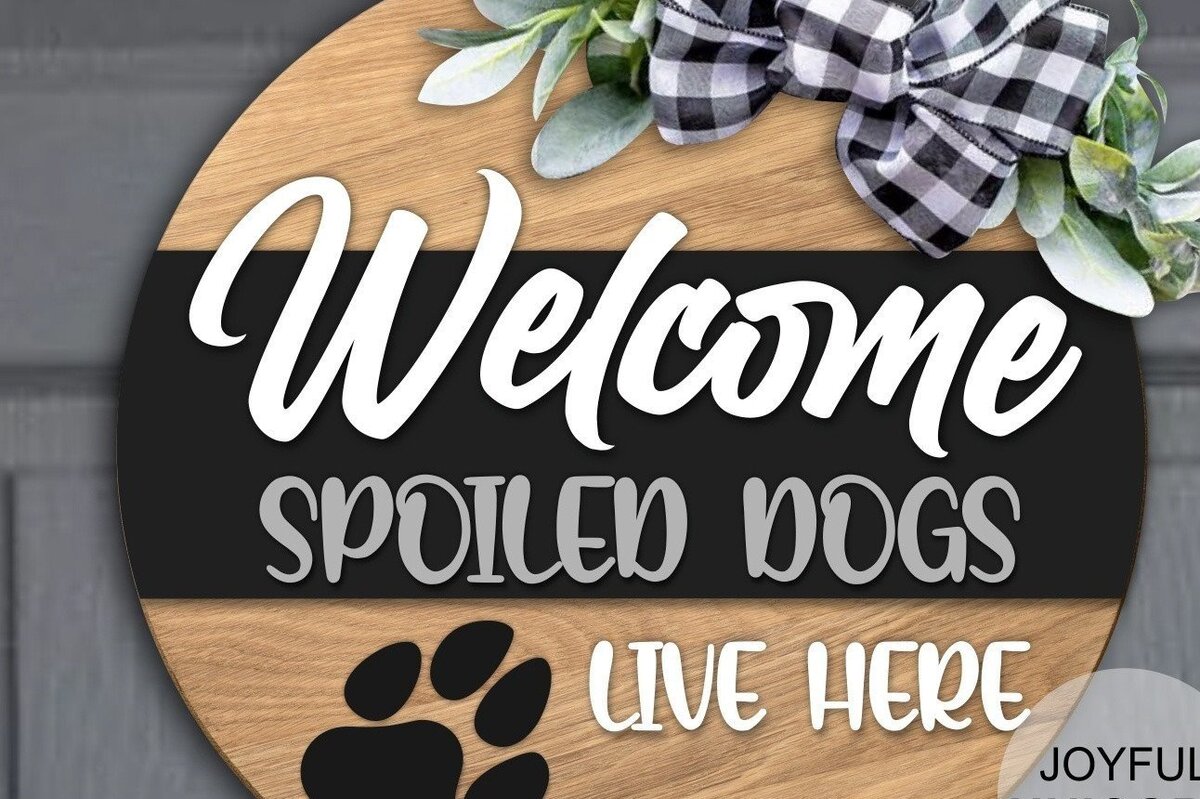 Σετ των 2 Intra απο ξύλο plywood 3mm-4mm πάχος – Πινακίδα πόρτας ζουν εδώ χαλασμένα σκυλιά Δίασταση  20x20 cm INTRAFABR-32842238