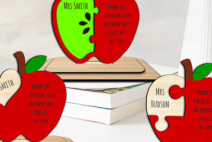 Σετ των 2 Intra απο ξύλο plywood 3mm-4mm πάχος – Δάσκαλος 3D δώρο Apple Puzzle Αποφοίτηση Δίασταση  20x20 cm INTRAFABR-103443599