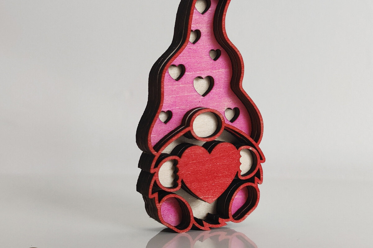 Σετ των 2 Intra απο ξύλο plywood 3mm-4mm πάχος – Ημέρα του Αγίου Βαλεντίνου Gnome με καρδιά πρότυπο Δίασταση  20x20 cm INTRAFABR-115526143