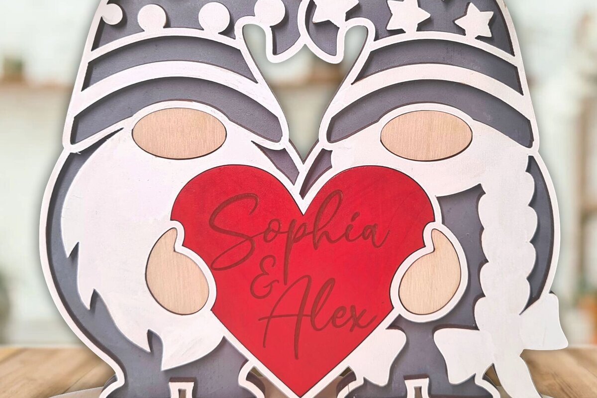 Σετ των 2 Intra απο ξύλο plywood 3mm-4mm πάχος – Valentines Gnome στο Stand Δίασταση  20x20 cm INTRAFABR-87169351