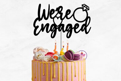 Σετ των 2 Intra απο ξύλο plywood 3mm-4mm πάχος – Είμαστε αρραβωνιασμένοι Cake Topper Δίασταση  20x20 cm INTRAFABR-75258262