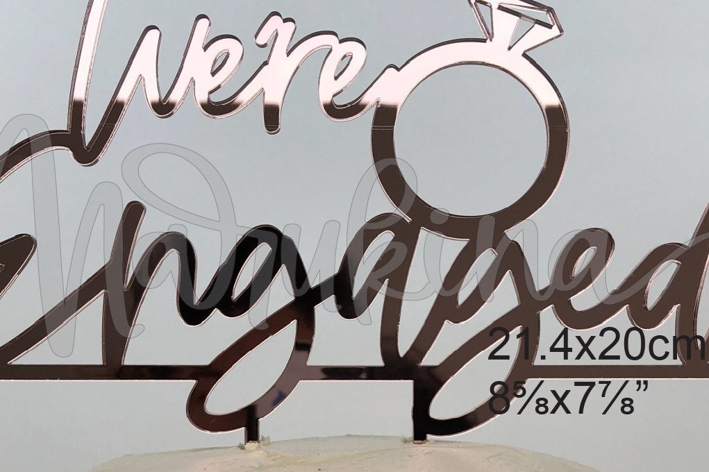 Σετ των 2 Intra απο ξύλο plywood 3mm-4mm πάχος – Είμαστε αρραβωνιασμένοι Cake Topper Δίασταση  20x20 cm INTRAFABR-33993187