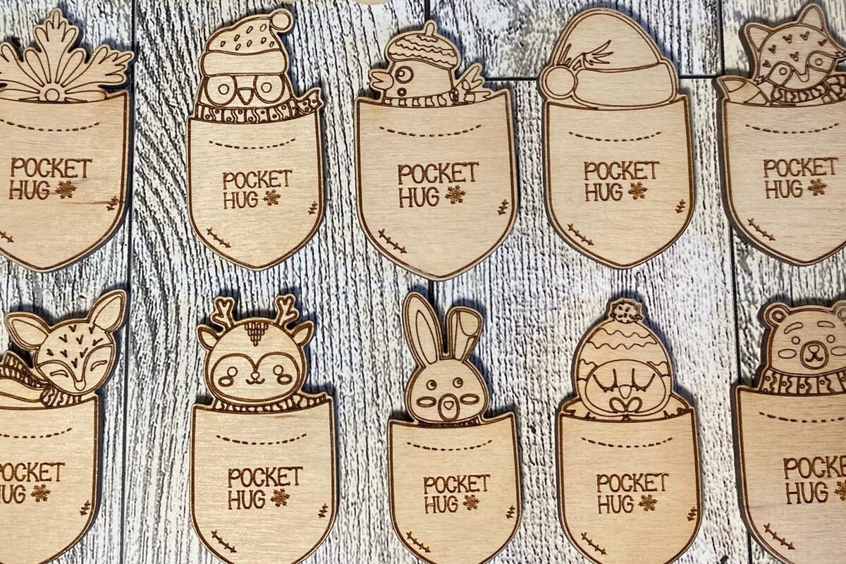 Σετ των 2 Intra απο ξύλο plywood 3mm-4mm πάχος – Winter Pocket Hugs Laser Δίασταση  20x20 cm INTRAFABR-50026340