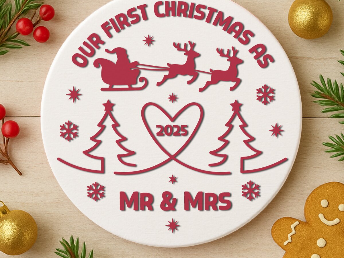 Σετ των 2 Intra απο ξύλο plywood 3mm-4mm πάχος – Τα πρώτα μας Χριστούγεννα ως κύριος και κυρία 2025 Δίασταση  20x20 cm INTRAFABR-124400478