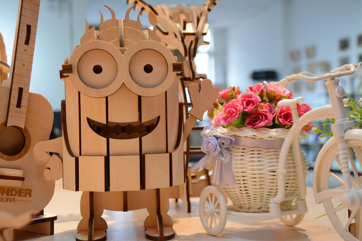 Intra απο ξύλο plywood 3mm-4mm πάχος - Minion Μολυβοθήκη για Παιδιά Δίασταση 30x30 cm Intraeaxys-r7vmn2k7