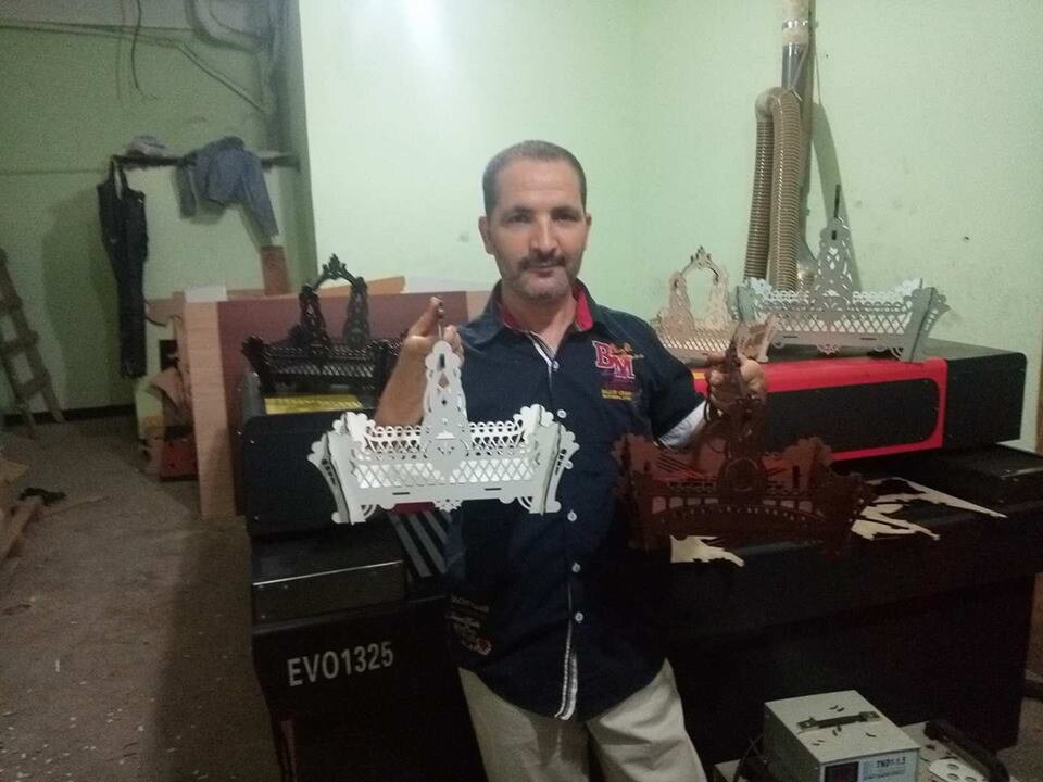 Intra απο ξύλο plywood 3mm-4mm πάχος - Ξύλινο καλάθι δώρου καραμέλα Δίασταση 30x30 cm Intraeaxys-pok3egd7