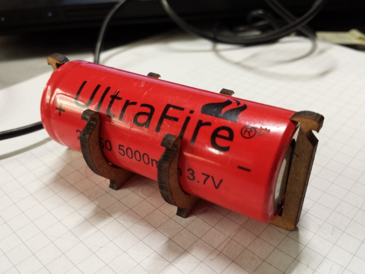 Intra απο ξύλο plywood 3mm-4mm πάχος - 26650 Βάση μπαταρίας 3mm Δίασταση 30x30 cm Intraeaxys-r1z2n5m1