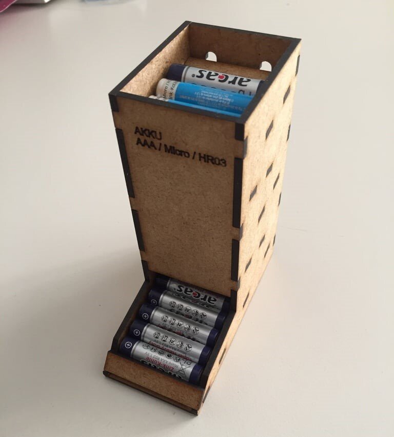 Intra απο ξύλο plywood 3mm-4mm πάχος - Βάση μπαταρίας ΑΑΑ Δίασταση 30x30 cm Intraeaxys-lopqzlk7